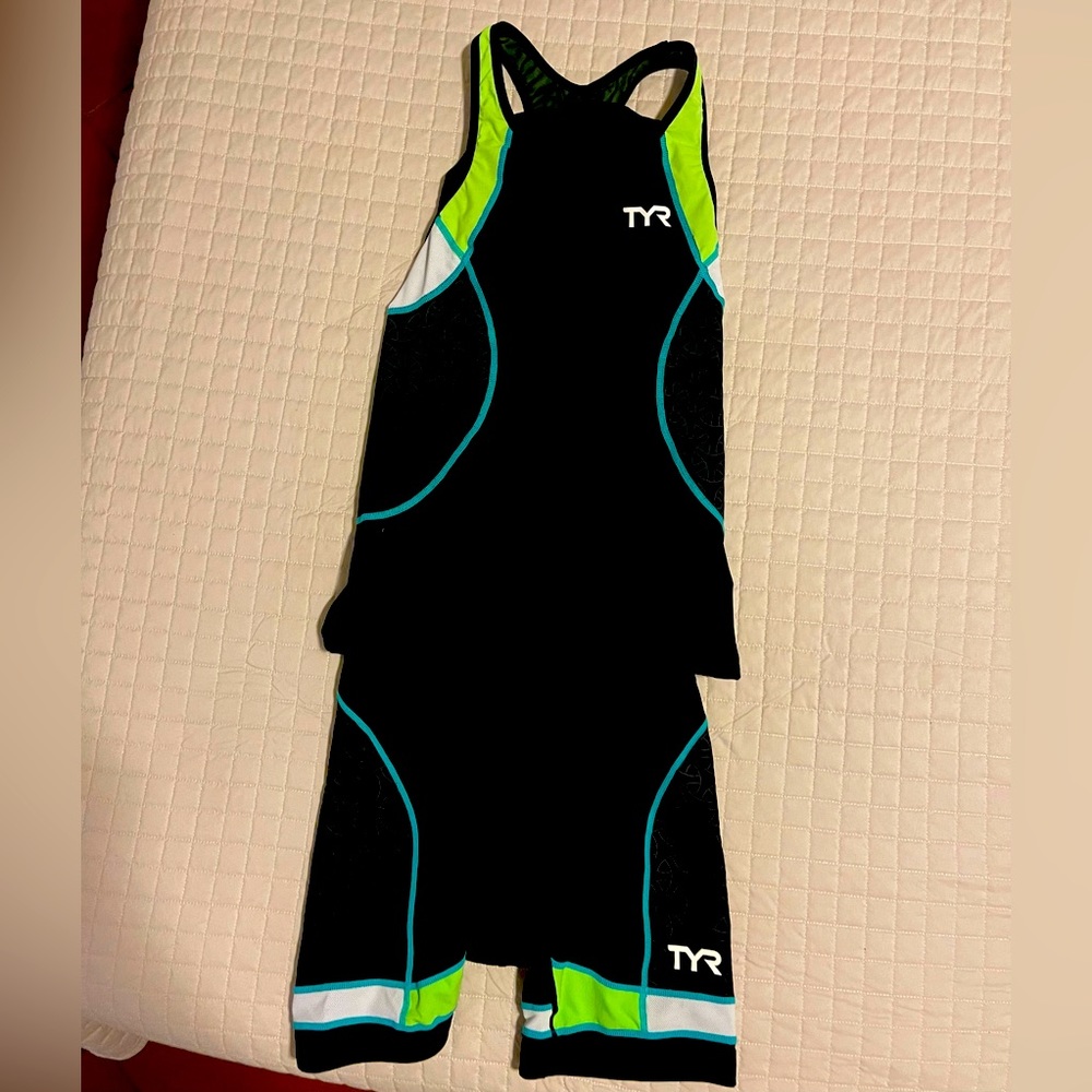 TYA Triathlon Suit Jersey and Shorts   women’s medium. Black with green blue